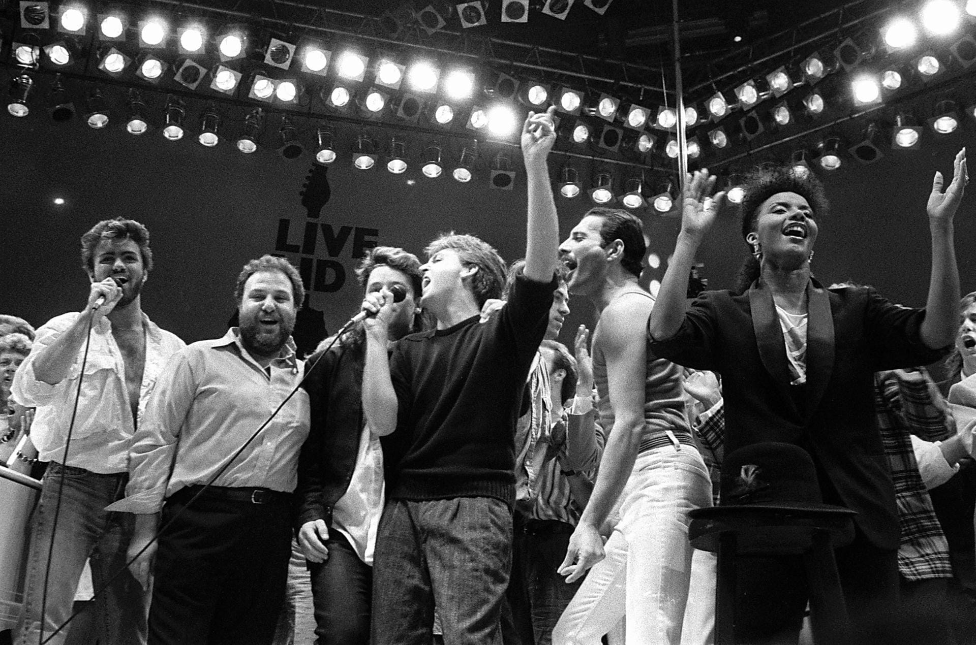 George Michael (links) gemeinsam mit seinen Musikerkollegen Bono von U2, Paul McCartney, Bob Geldof und Freddy Mercury von Queen beim Live Aid Konzert 1985 im Wembley-Stadion.