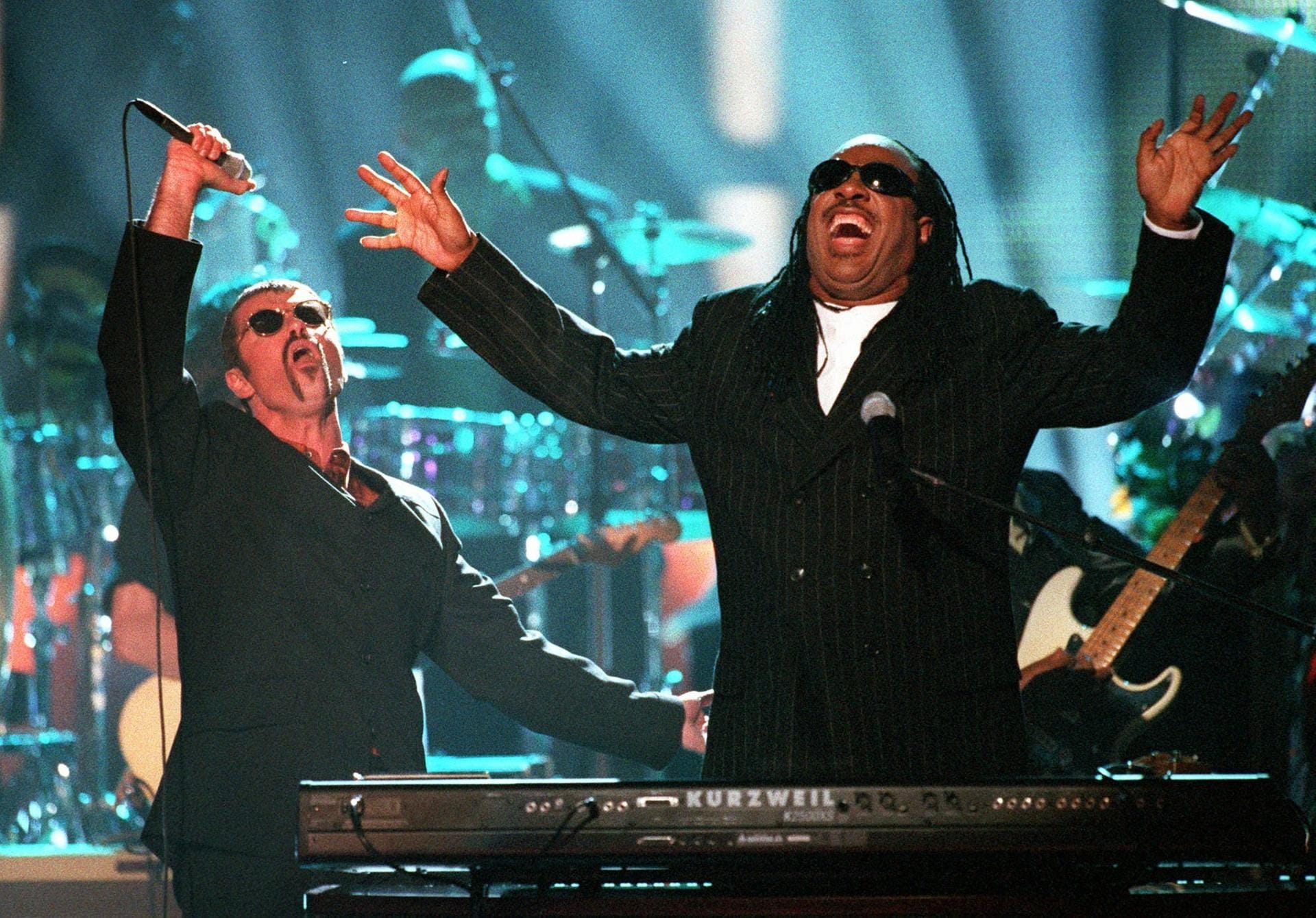 George Michael am 10. April 1997 gemeinsam auf der Bühne mit dem befreundeten Musiker Stevie Wonder.