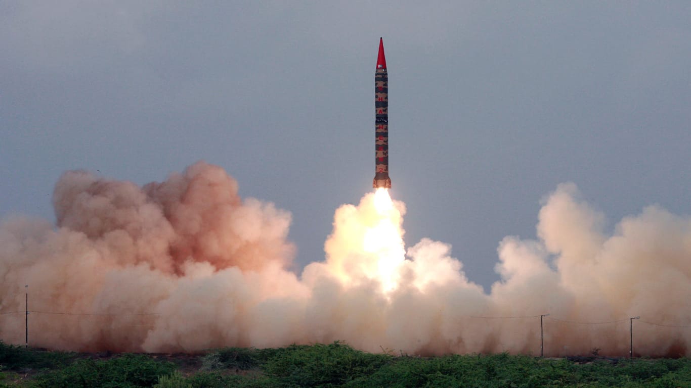 Eine Sahin II bei einem Test im Jahr 2008. Die Mittelstreckenrakete aus pakistanischer Produktion kann mit Atomsprengköpfen bestückt werden.