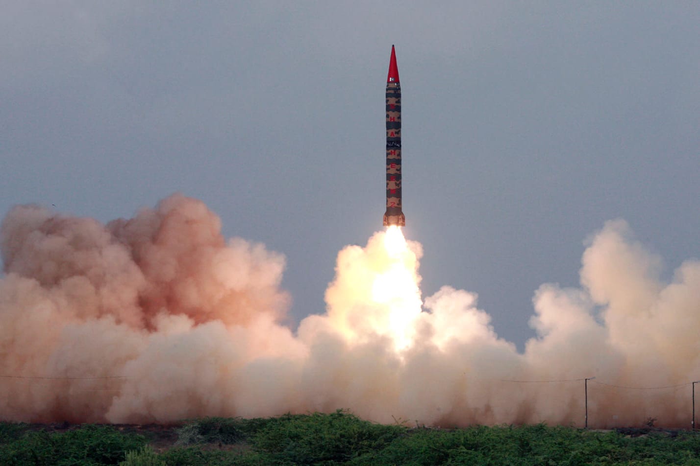 Eine Sahin II bei einem Test im Jahr 2008. Die Mittelstreckenrakete aus pakistanischer Produktion kann mit Atomsprengköpfen bestückt werden.