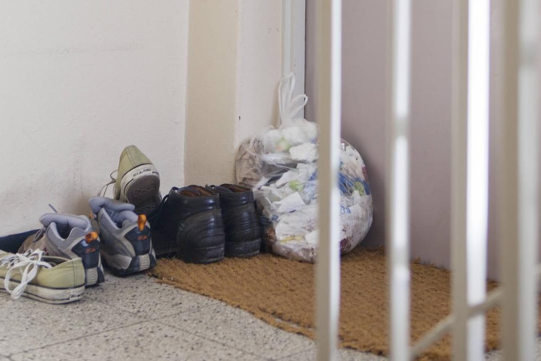 Schuhe und Müll im Treppenhaus sorgen häufig für Ärger unter den Nachbarn.