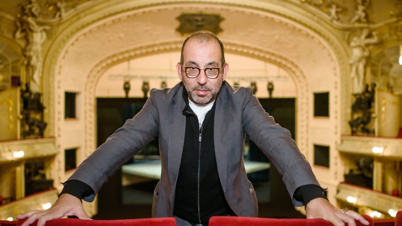 Barrie Kosky, Intendant der Komischen Oper, im Zuschauersaal seines Hauses.