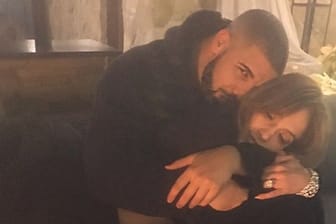Sängerin J.Lo in den Armen von Rapper Drake