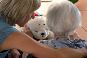 Ältere Frau spielt mit Plüscheisbär: Mit der Pflegereform sollen die Pflegeleistungen für Demenzkranke verbessert werden.