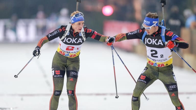 Abgeklatscht: Vanessa Hinz (links) und Simon Schempp setzten sich beim Biathlon-Spektakel in der Schalker Arena durch.