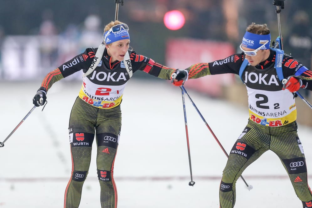 Abgeklatscht: Vanessa Hinz (links) und Simon Schempp setzten sich beim Biathlon-Spektakel in der Schalker Arena durch.