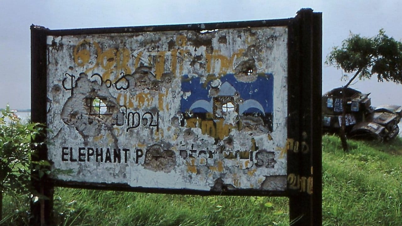 So sah es aus, das Schild am Elephant Pass zu Kriegszeiten - von Einschüssen durchlöchert.