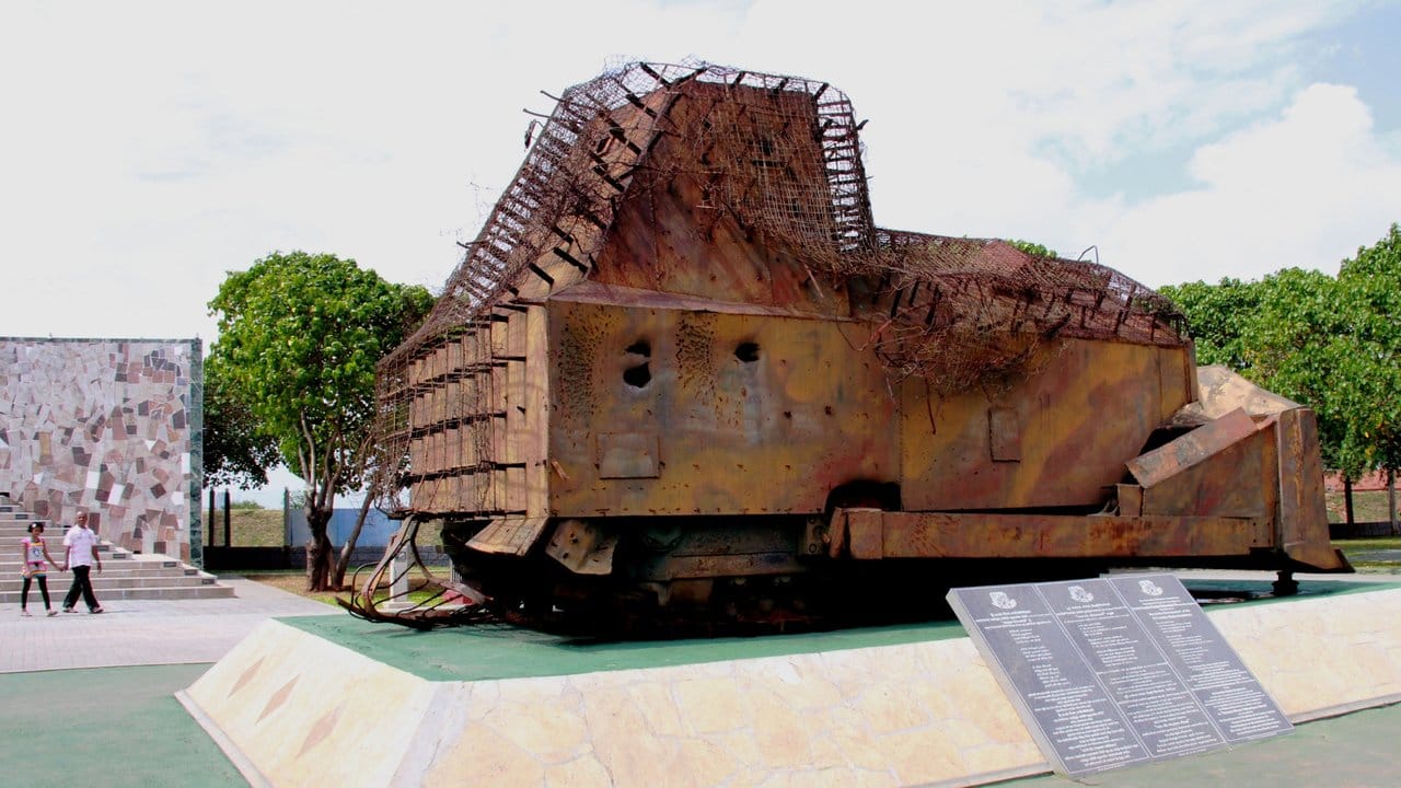 Ein Bulldozer der Tamil Tigers dient am Elephant Pass als Kriegsdenkmal.