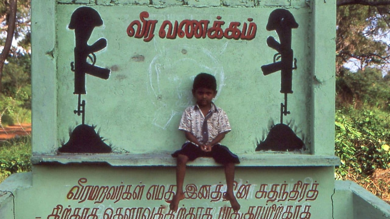 Dieses Kriegsfoto von 2004 zeigt ein Kind vor einem Statement der tamilischen Rebellen.
