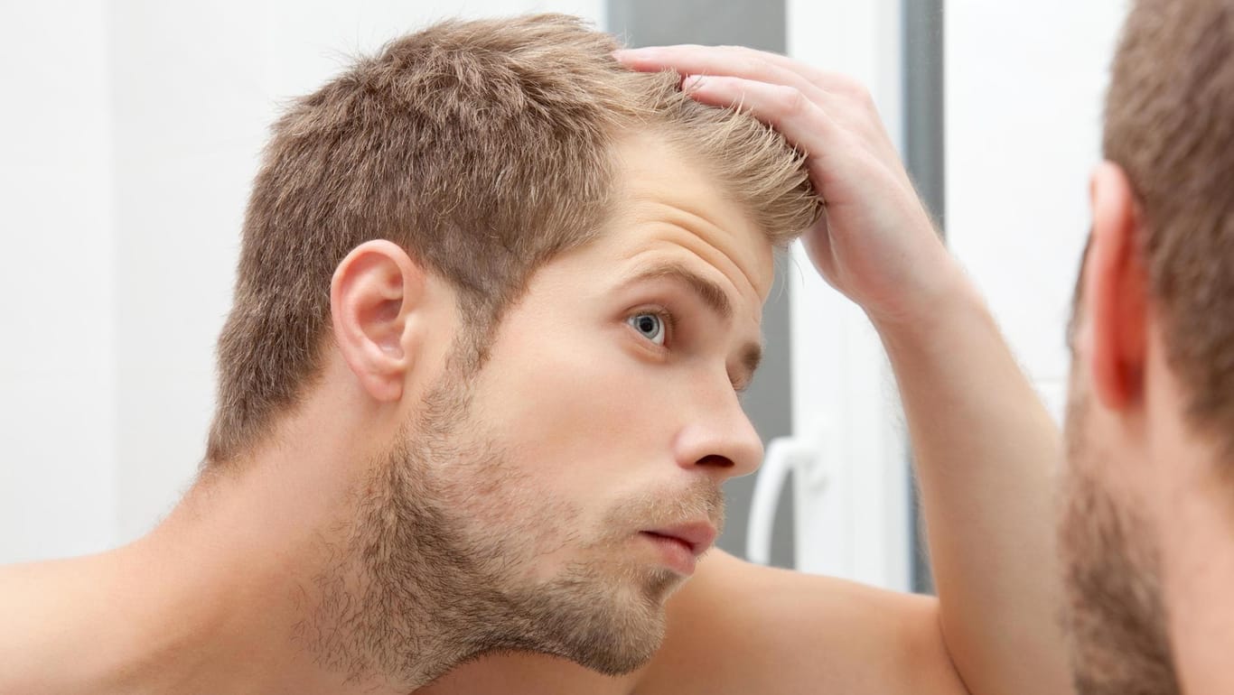 Viele Männer kennen das Problem, das Haar lichtet sich. Wir erklären Ihnen, wie Sie kahle Stellen kaschieren.