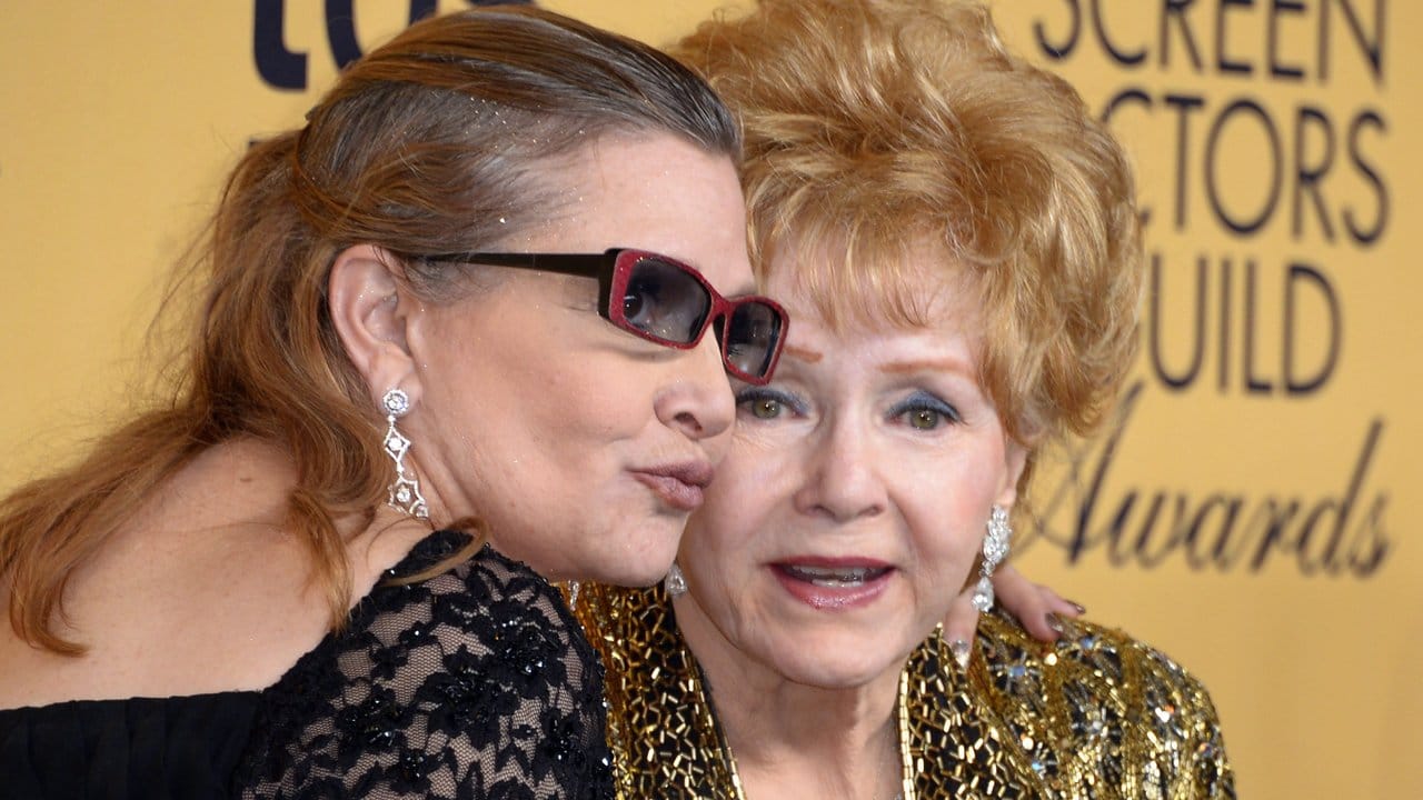 Debbie Reynolds (r) mit ihren Tochter Carrie Fisher (L) bei den Annual Screen Actors Guild Awards 2015.