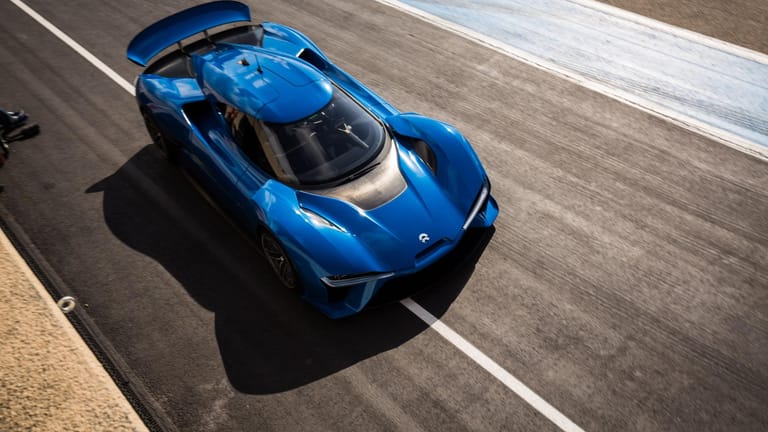 Der rein elektrisch betriebene China-Kracher Nio EP9 wirft dank seiner vier Motoren gleich umgerechnet 1360 Pferdestärken ins Rennen.