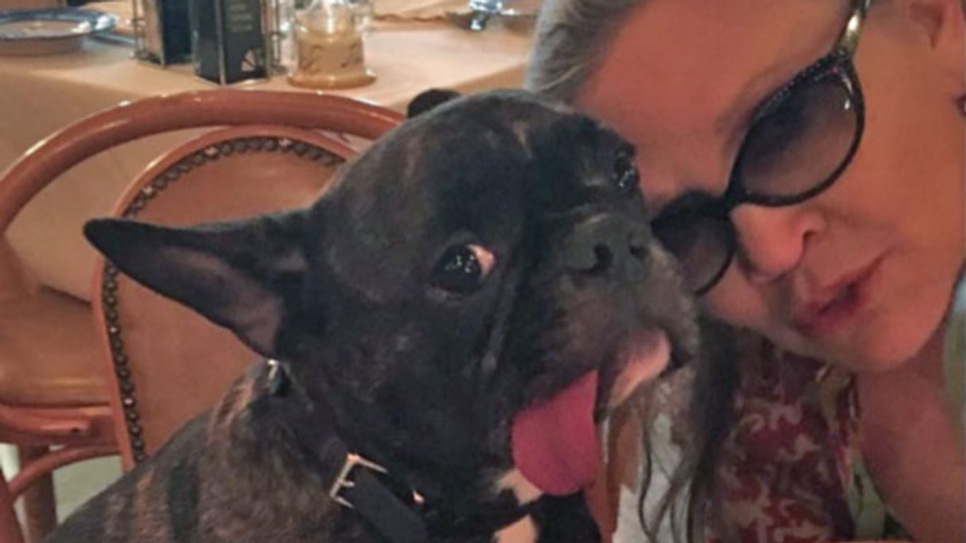 Carrie Fisher und ihre geliebte Bulldogge Gary.