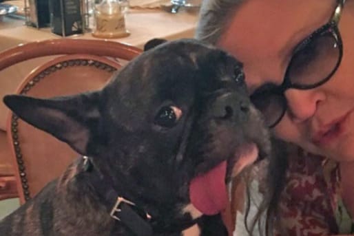 Carrie Fisher und ihre geliebte Bulldogge Gary.