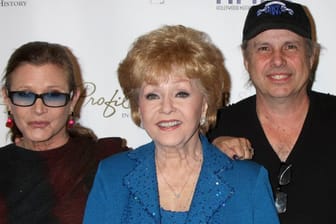 Carrie Fisher (li). und Todd Fisher (re.) gemeinsam mit ihrer Mutter Debbie Reynolds im Jahr 2014.