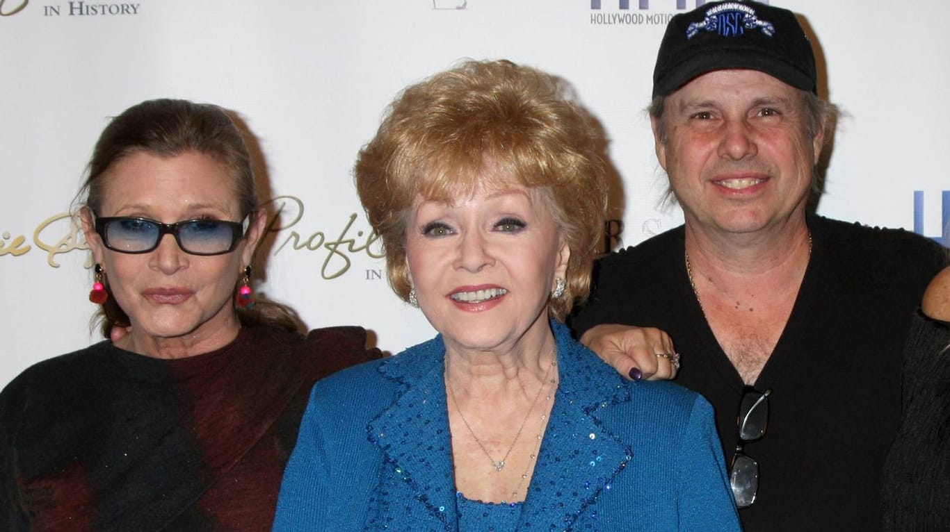 Carrie Fisher (li). und Todd Fisher (re.) gemeinsam mit ihrer Mutter Debbie Reynolds im Jahr 2014.