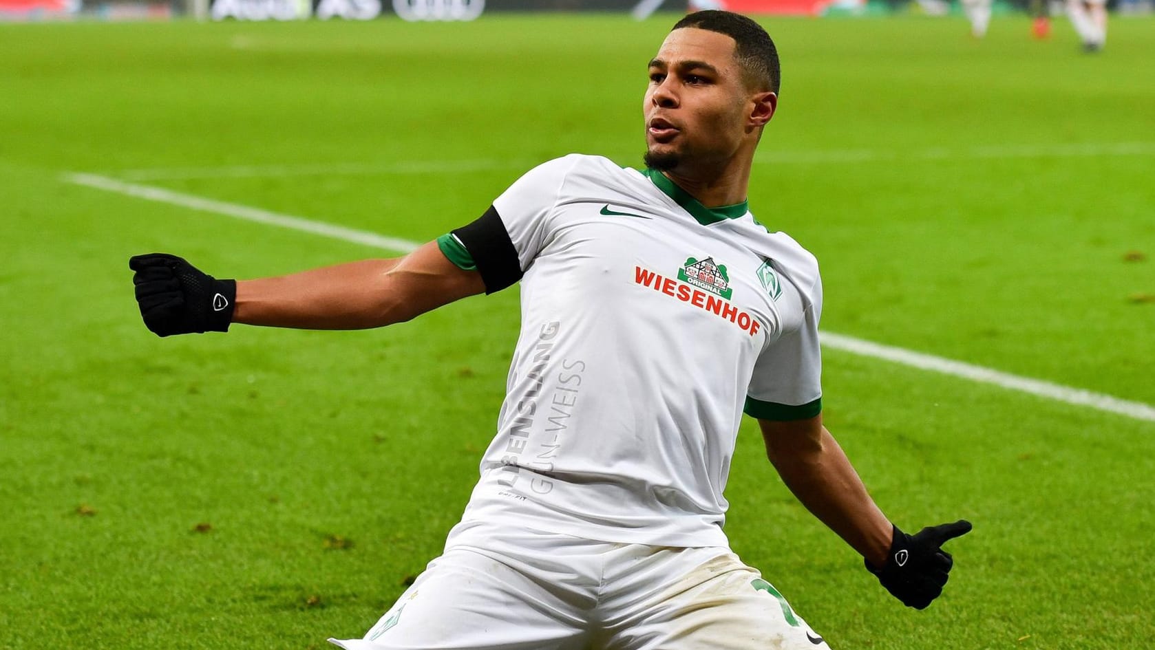 Serge Gnabry feiert eines seiner sieben Tore für Werder Bremen in der Hinrunde.