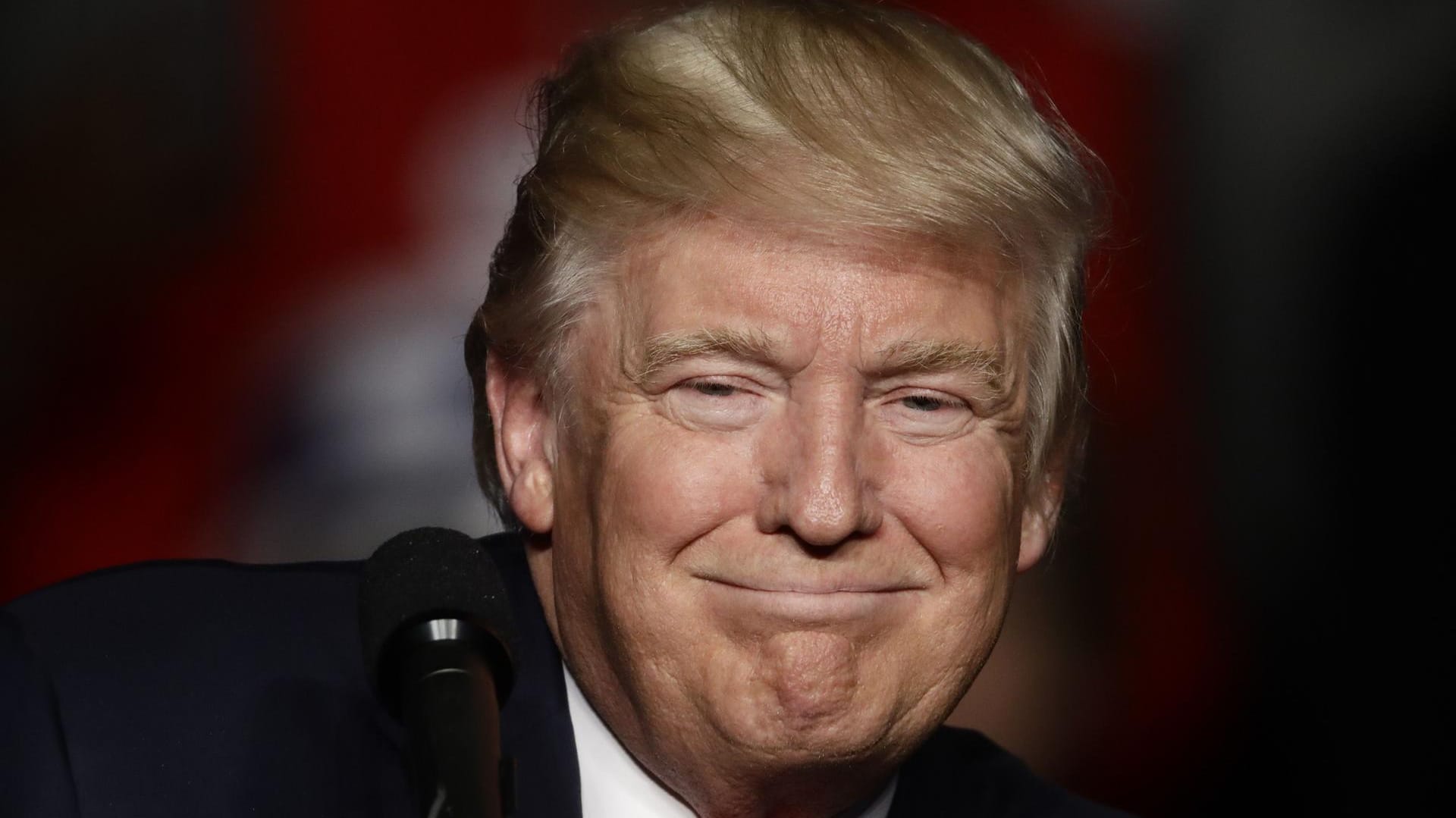 Der designierte US-Präsident Trump hatte sich schon in der Vergangenheit immer wieder lobend über den russischen Präsidenten Putin geäußert. Der designierte US-Präsident Trump hatte sich schon in der Vergangenheit immer wieder lobend über den russischen Präsidenten Putin geäußert.
