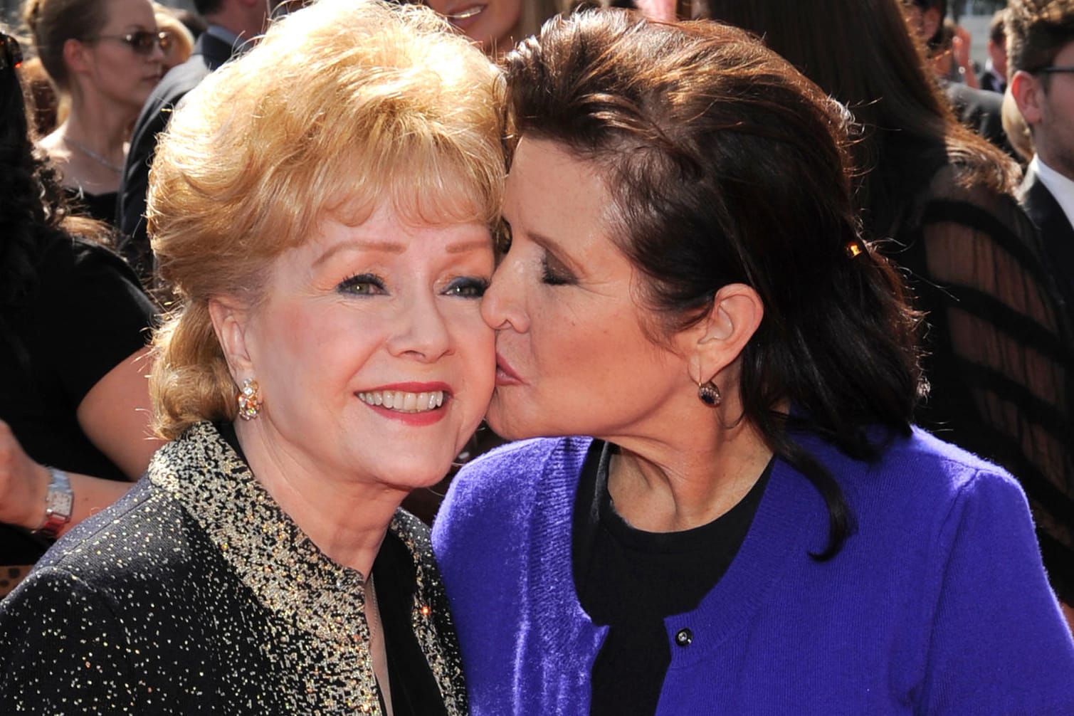 Mit nur einem Tag Abstand starben Carrie Fisher (r.) und ihre Mutter Debbie Reynolds.