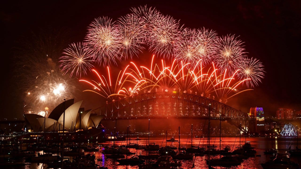 Feuerwerk am berühmten Opernhaus in Sydney.