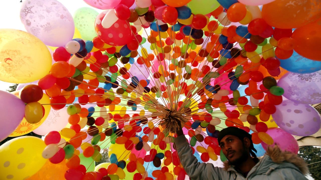 Ein Ballonverkäufer im indischen Amritsar.