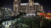 Mit Einbruch der Dunkelheit startete am Kölner Dom eine Multimedia-Show des Berliner Lichtkünstlers Philipp Geist.