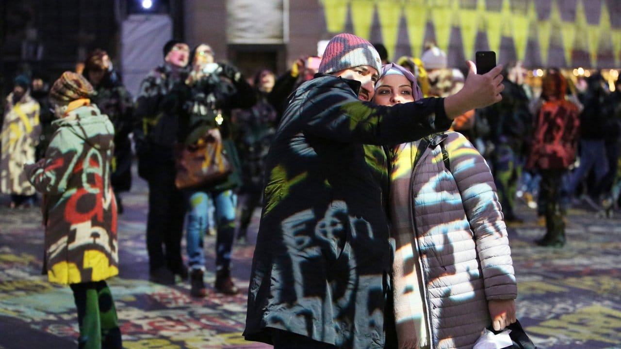 Erinnerungsselfie: Touristen fotografieren sich vor dem Kölner Dom.