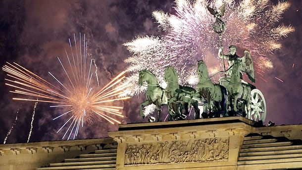 Feuerwerk über der Quadriga in Berlin.