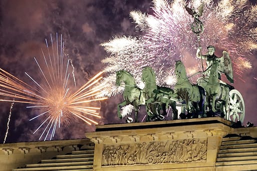 Feuerwerk über der Quadriga in Berlin.