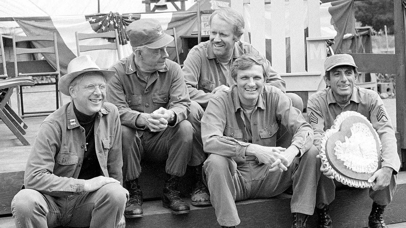 William Christopher (ganz links) im September 1982 mit seinen "M*A*S*H"-Kollegen Harry Morgan, Mike Farrell, Alan Alda und Jamie Farr.
