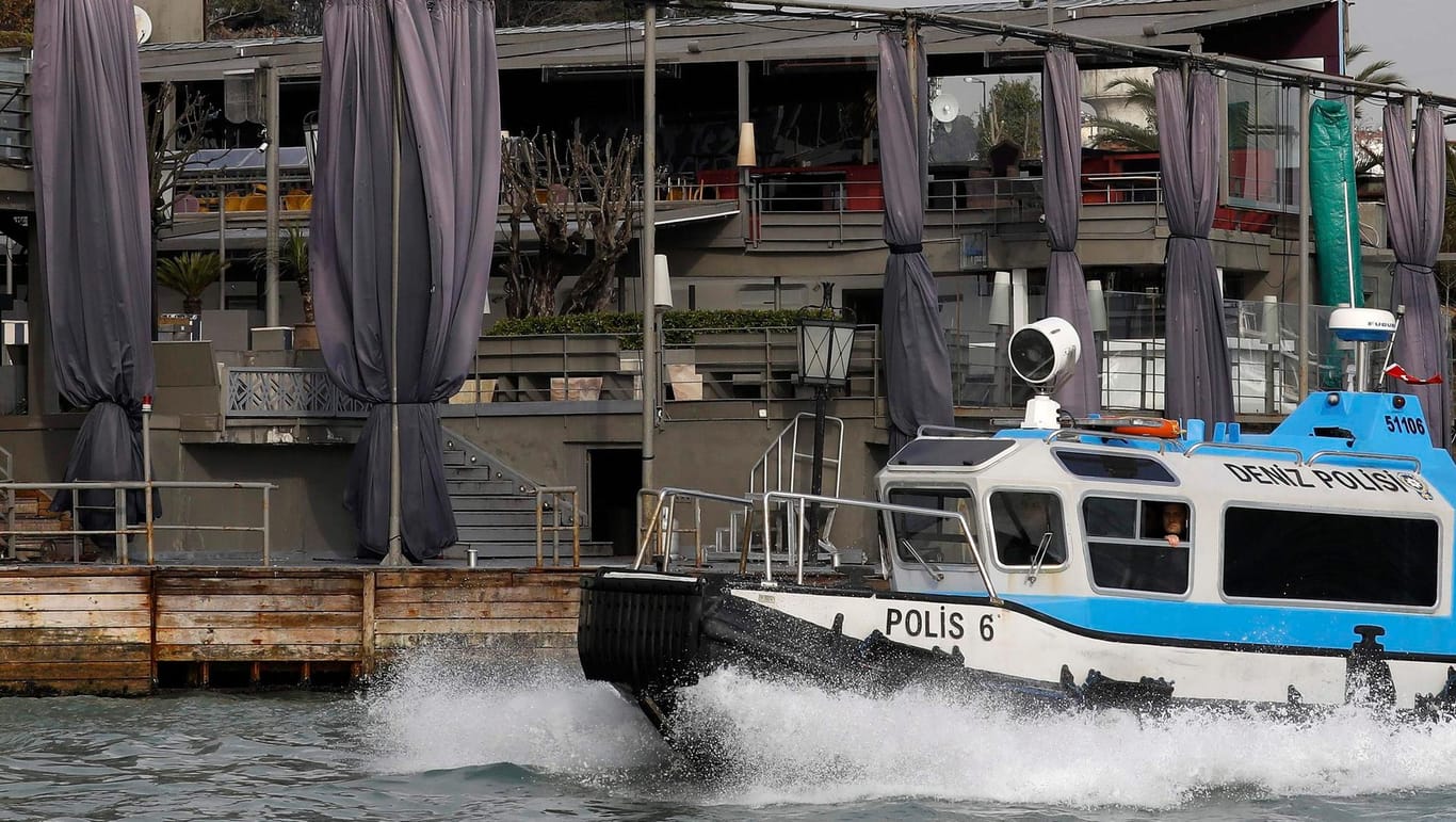 Der Morgen danach: Ein Polizeiboot patroulliert vor dem Nachtclub Reina in Istanbul, dem Ort eines Attentats in der Silvesternacht.