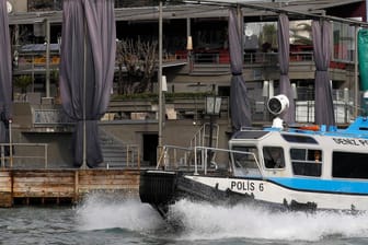 Der Morgen danach: Ein Polizeiboot patroulliert vor dem Nachtclub Reina in Istanbul, dem Ort eines Attentats in der Silvesternacht.