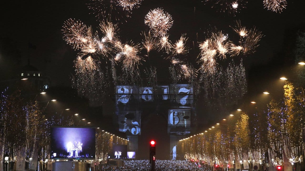 Auf dem Arc de Triomphe in Paris wird das neue Jahr angezeigt.