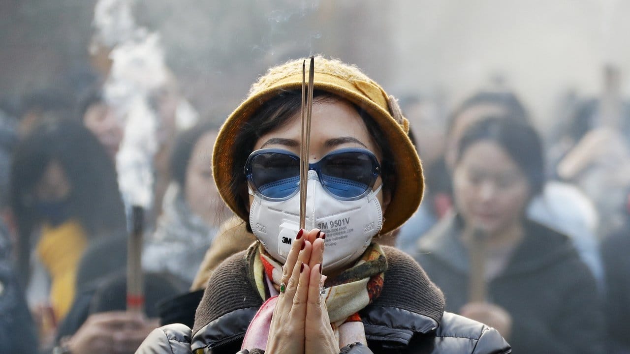 Neujahr in China: Am Yonghegong Lama Tempel in Peking werden Räucherstäbchen abgebrannt.