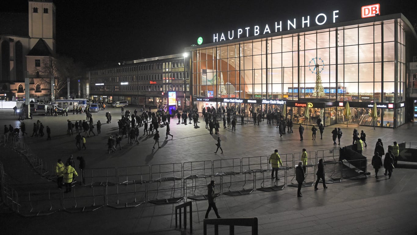 Der Platz vor dem Hauptbahnhof in Köln ist in der Silvesternacht 2016 gut gesichert.