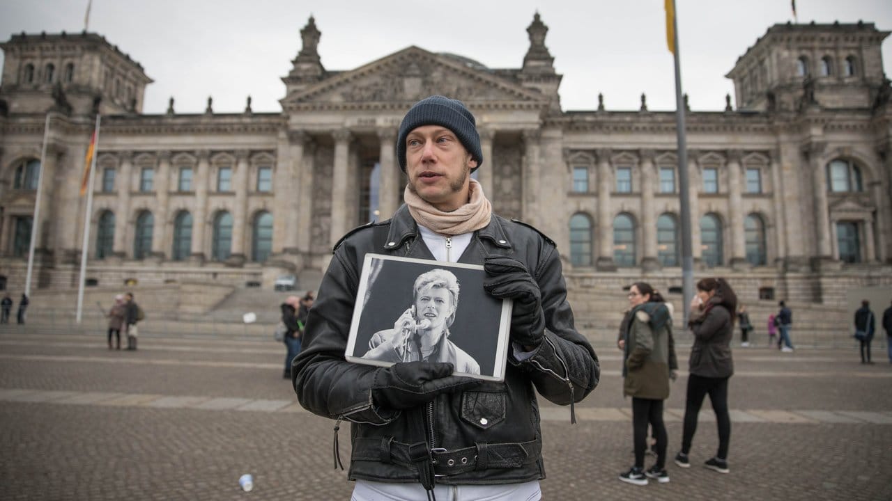 Stadtführer Philipp Stratmann erzählt von Bowies Konzert 1987 vor dem Reichstag.