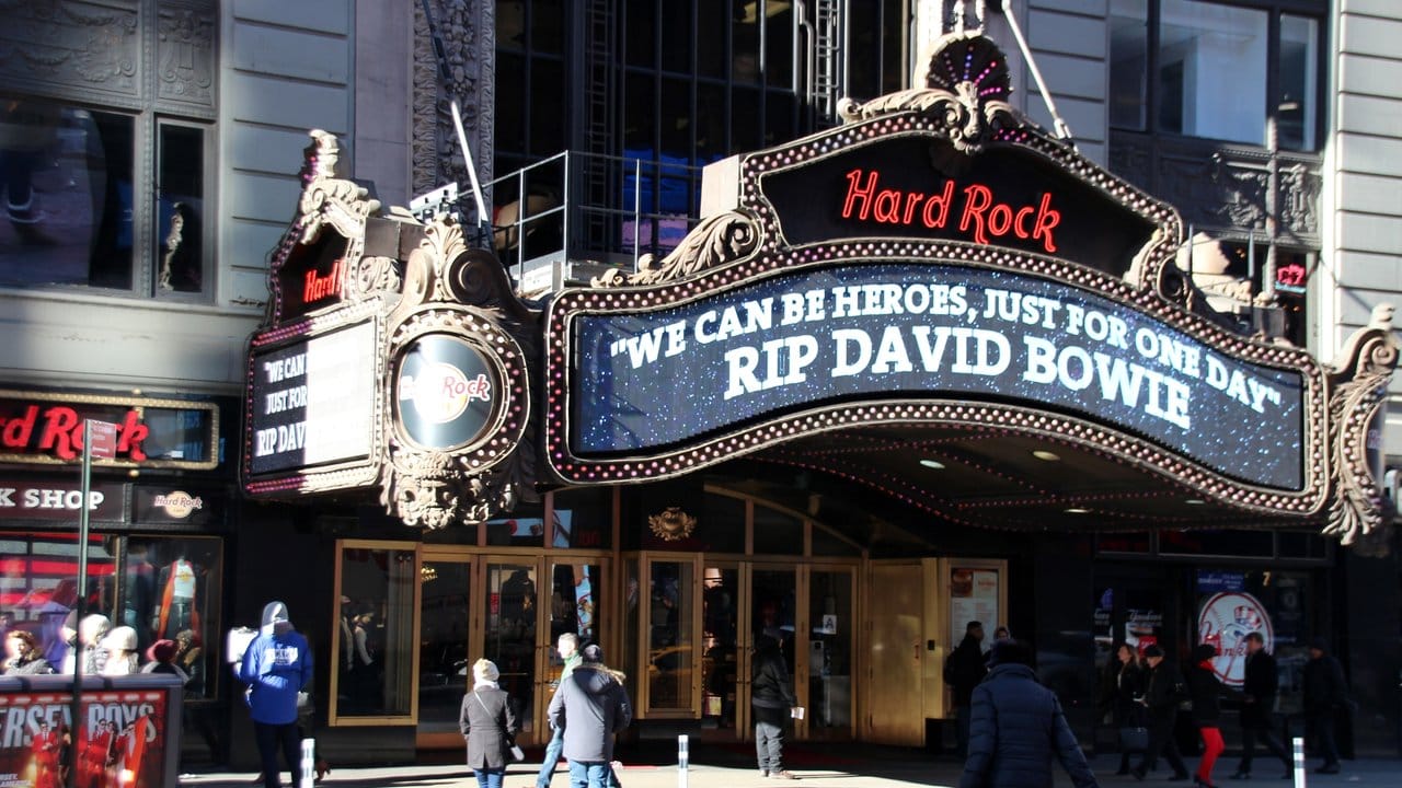 Das "Hard Rock Café" am Times Square in New York erinnert an David Bowie.