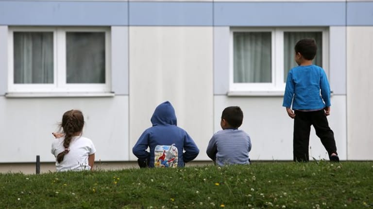 Kinder vor einer Flüchtlingsunterkunft in Wolgast (Mecklenburg-Vorpommern).
