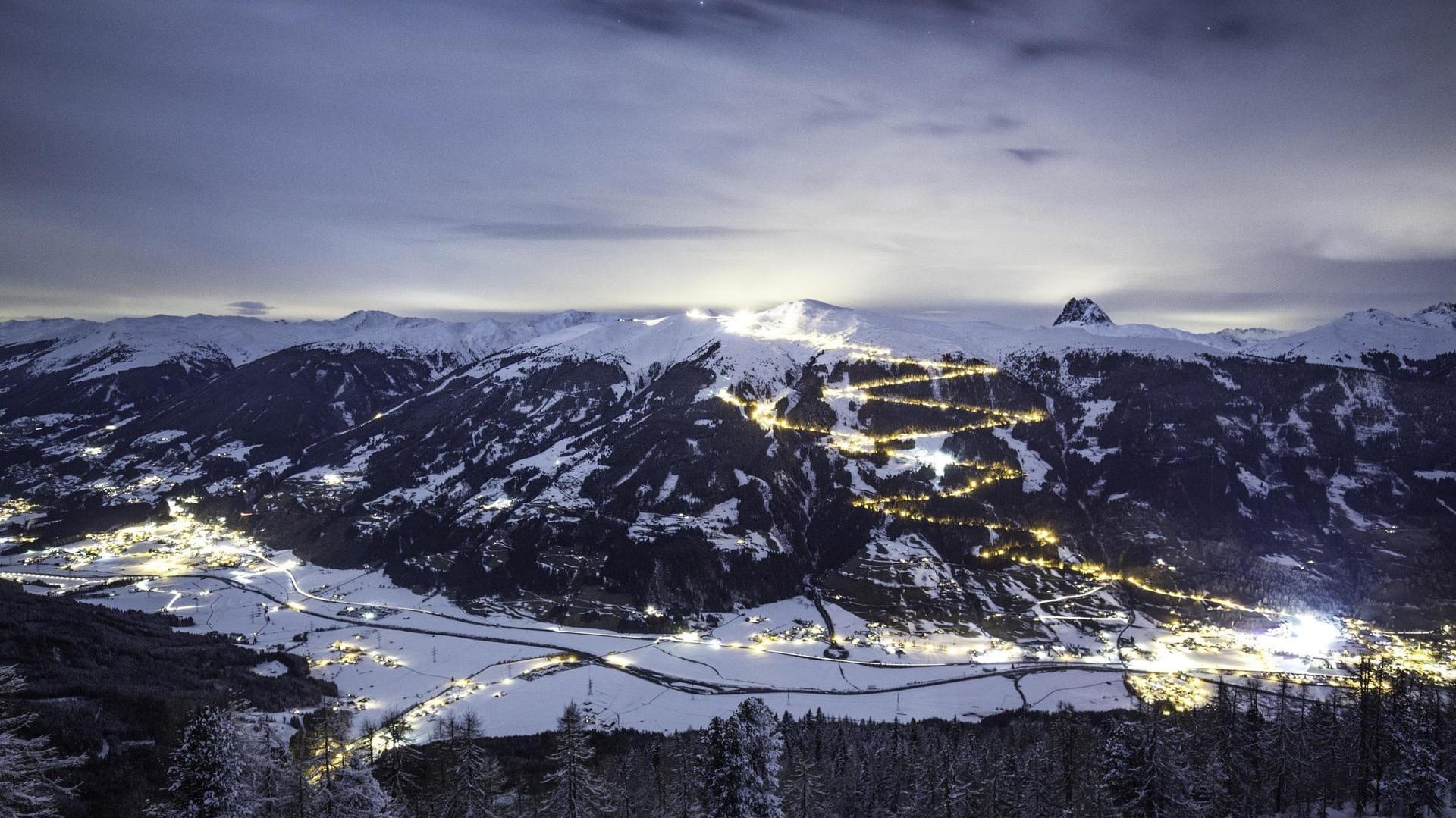 Das helle Band zeigt den Verlauf der weltweit längsten beleuchteten Rodelstrecke am Wildkogel.