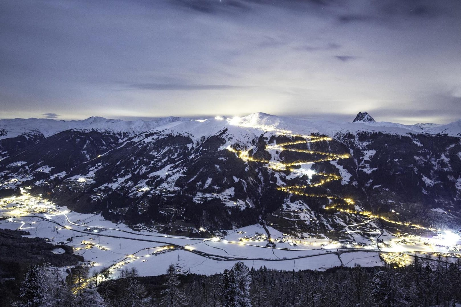 Das helle Band zeigt den Verlauf der weltweit längsten beleuchteten Rodelstrecke am Wildkogel.