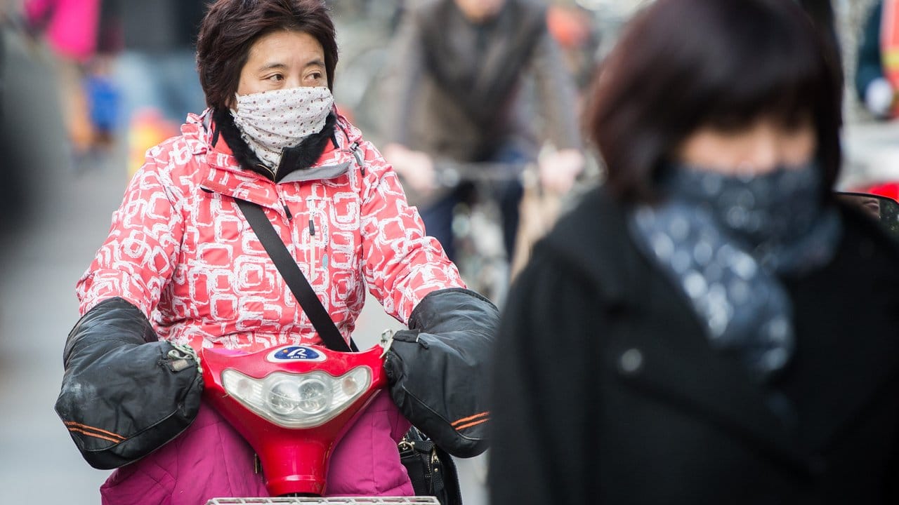 Schals und Atemmasken gehören in Peking mittlerweile zum Stadtbild. Schals und Atemmasken gehören in Peking mittlerweile zum Stadtbild.
