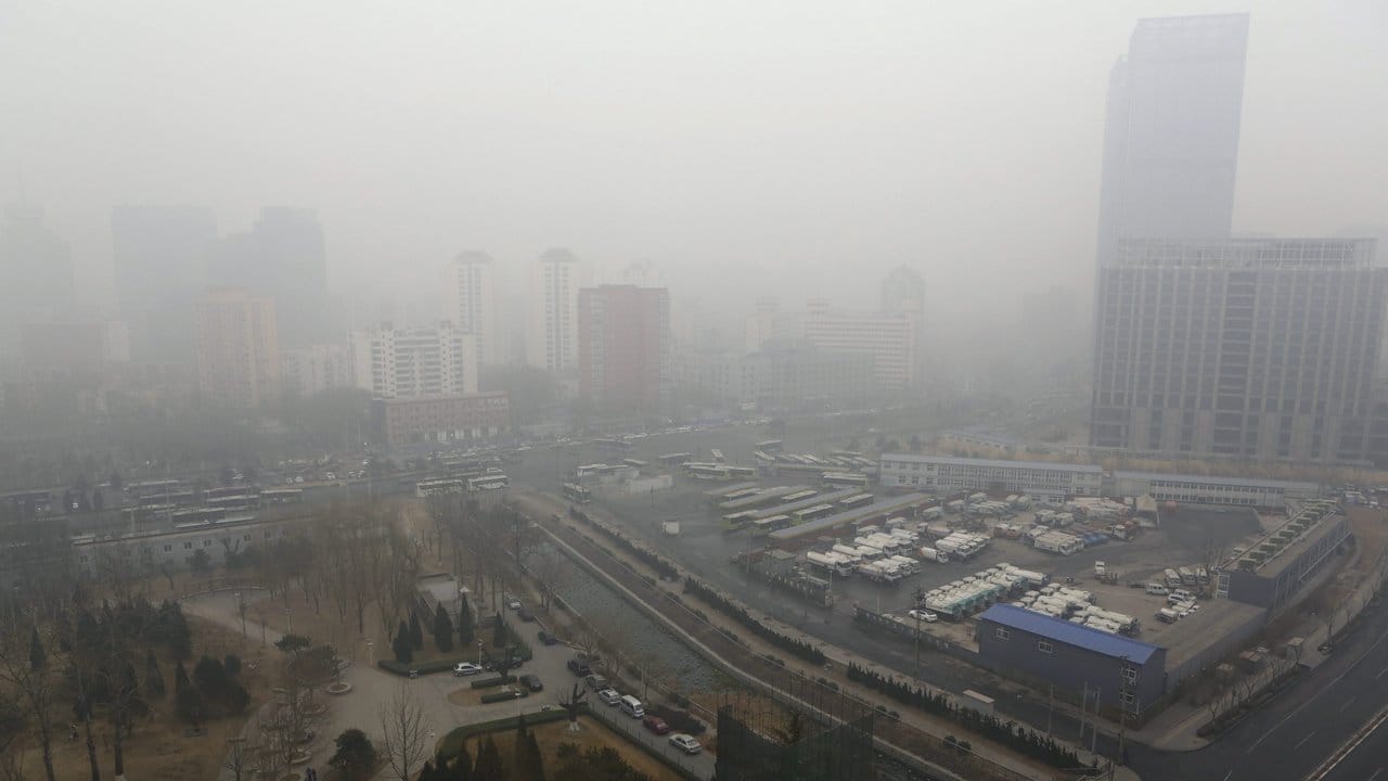 Nur zu erahnen: Pekings Skyline im allgegenwärtigen Smog. Nur zu erahnen: Pekings Skyline im allgegenwärtigen Smog.