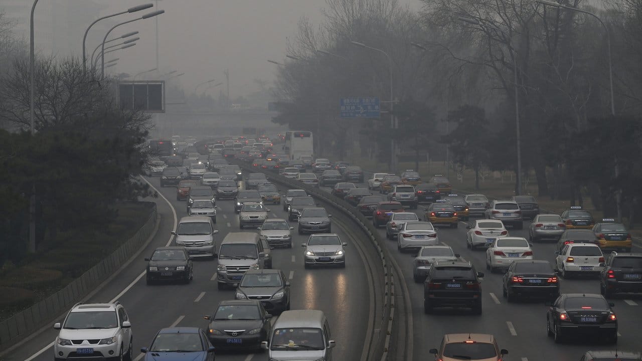 Der zunehmende Autoverkehr lässt die Luftbelastung in China dramatisch steigen. Der zunehmende Autoverkehr lässt die Luftbelastung in China dramatisch steigen.