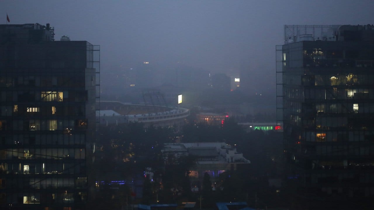 An vielen Tages des Jahres liegt Peking unter einer Glocke aus Smog. An vielen Tages des Jahres liegt Peking unter einer Glocke aus Smog.
