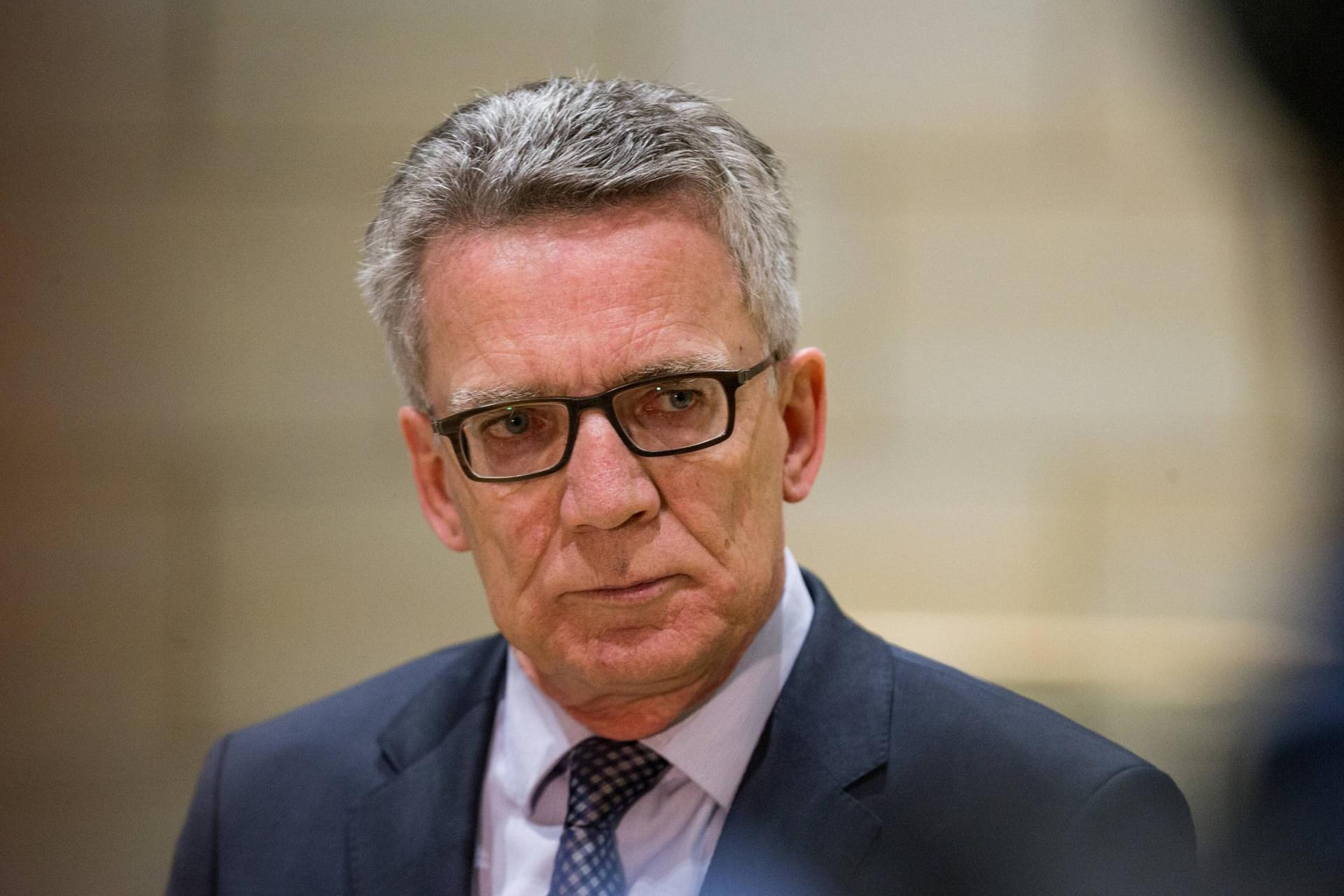 Bundesinnenminister Thomas de Maizière will abgelehnte Asylbewerber schneller abschieben.