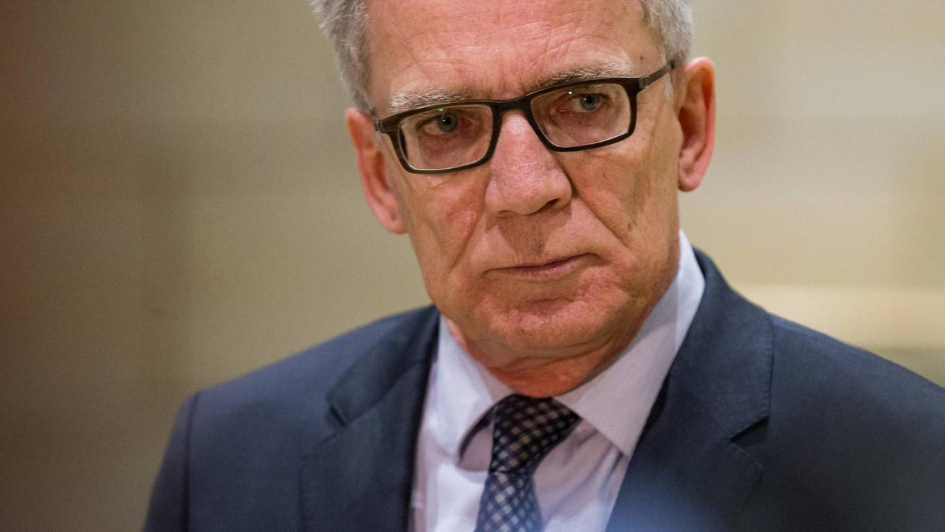 Bundesinnenminister Thomas de Maizière will abgelehnte Asylbewerber schneller abschieben.
