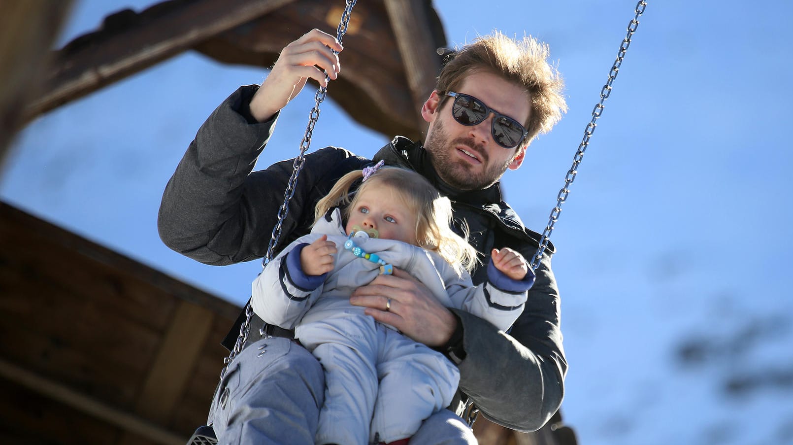 Tomaso Trussardi schaukelt unterdessen mit der kleinen Celeste.