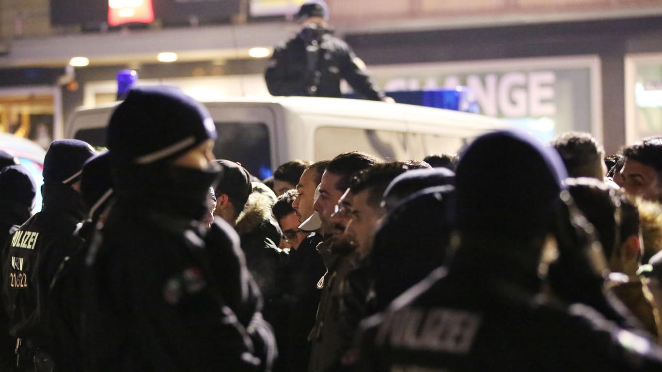 Polizisten kontrollierten in der Silvesternacht vor dem Hauptbahnhof in Köln zahlreiche Personen.
