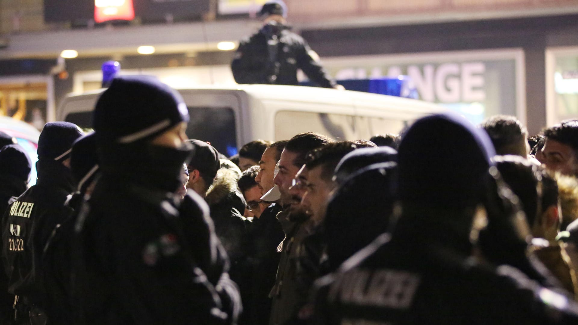 Polizisten kontrollierten in der Silvesternacht vor dem Hauptbahnhof in Köln zahlreiche Personen.