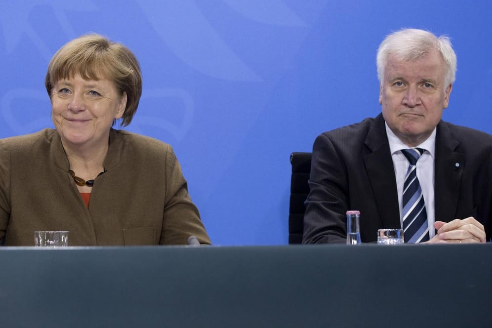 Angela Merkel ist bei den CSU-Anhängern beliebter als Horst Seehofer.
